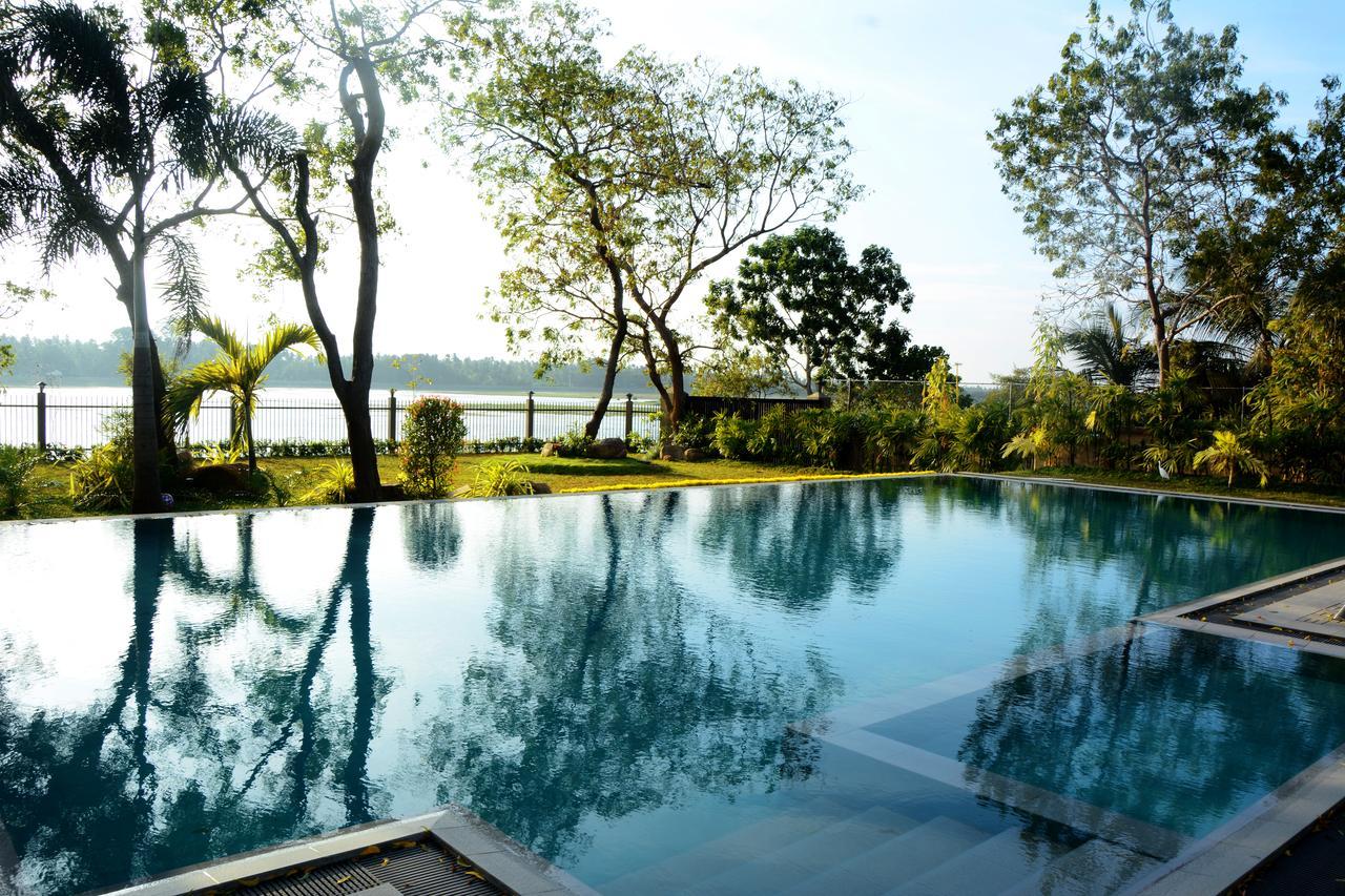 Diya Dahara Lake Resort